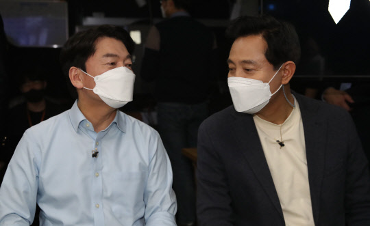 안철수 국민의당 서울시장 보궐선거 후보와 오세훈 국민의힘 후보가 지난 3월15일 서울 영등포 더플러스 스튜디오에서 열린 단일화 비전발표회에 앞서 대화하고 있다.[사진=연합뉴스]